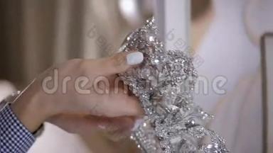 阿拉伯新娘的女孩手上戴着<strong>皇冠</strong>。 带<strong>钻石</strong>商店的豪华珠宝